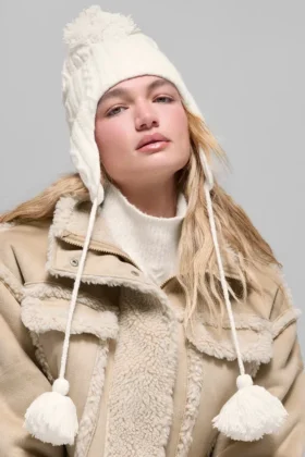 Berretto con paraorecchie Winter Bliss a maglia intrecciata – Avorio