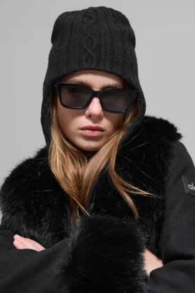 Berretto con paraorecchie Winter Bliss a maglia intrecciata – Nero