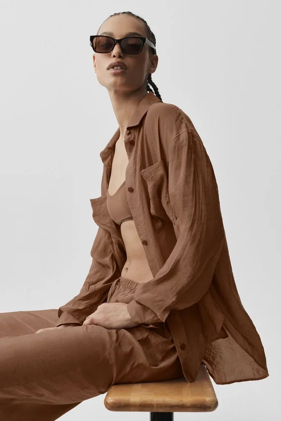 Camicia a maniche lunghe semi-trasparente Golden Hour con bottoni - Marrone Sun Kissed