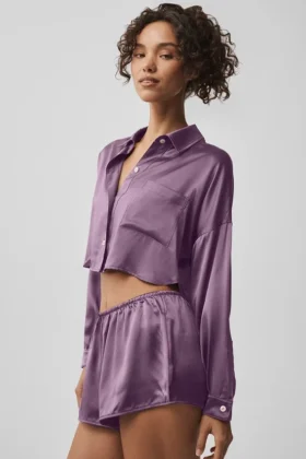 Camicia corta con bottoni in seta lucente a maniche lunghe – Plum Kiss