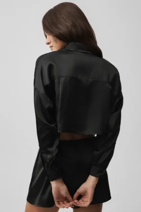 Camicia corta luminosa in seta con maniche lunghe e bottoni – Nero