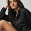 Camicia corta luminosa in seta con maniche lunghe e bottoni - Nero