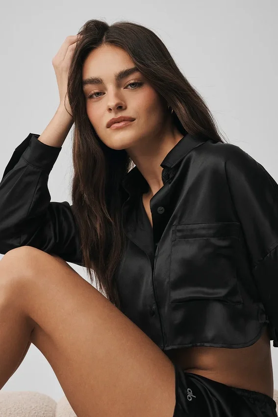 Camicia corta luminosa in seta con maniche lunghe e bottoni - Nero