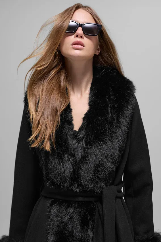 Cappotto lungo con bordi in pelliccia sintetica - Nero