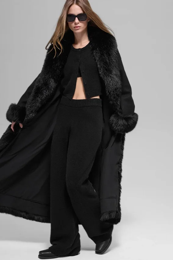Cappotto lungo con bordi in pelliccia sintetica - Nero