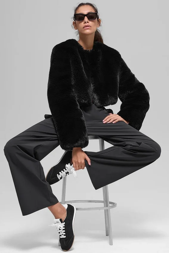 Giacca corta chic in pelliccia sintetica - Nero