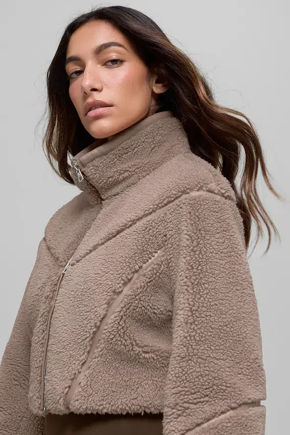 Giacca corta Sherpa con tagli laterali - Chai Latte