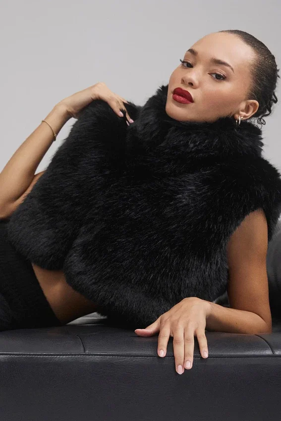Gilet corto in pelliccia sintetica opulenta - Nero