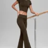 Leggings svasati con risvolto 7/8 Alo Softsculpt - Espresso