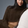 Maglia a collo alto corta Winter Bliss a maglia intrecciata con maniche lunghe - Espresso