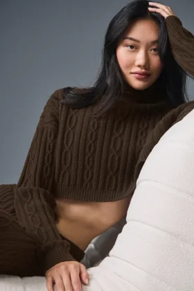 Maglia a collo alto corta Winter Bliss a maglia intrecciata con maniche lunghe - Espresso