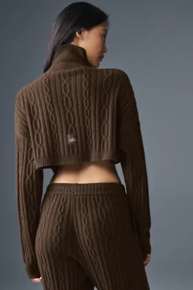 Maglia a collo alto corta Winter Bliss a maglia intrecciata con maniche lunghe – Espresso