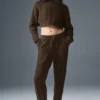 Maglia a collo alto corta Winter Bliss a maglia intrecciata con maniche lunghe - Espresso