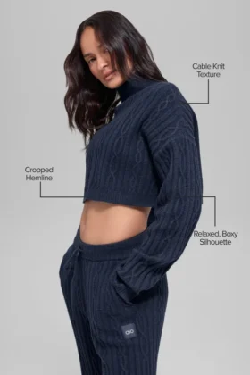 Maglia a collo alto corta Winter Bliss a maglia intrecciata con maniche lunghe – Navy