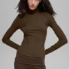 Maglia a maniche lunghe con collo alto a costine della linea Mesmerize - Espresso
