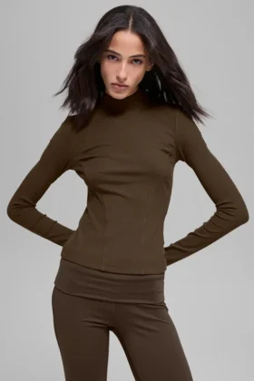 Maglia a maniche lunghe con collo alto a costine della linea Mesmerize - Espresso