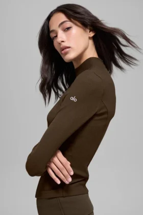 Maglia a maniche lunghe con collo alto a costine della linea Mesmerize – Espresso