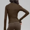 Maglia a maniche lunghe con collo alto a costine della linea Mesmerize - Espresso