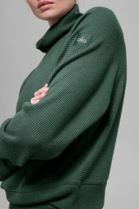 Maglia a maniche lunghe con collo alto “Weekend Escape” in tessuto a nido d’ape – Verde trifoglio