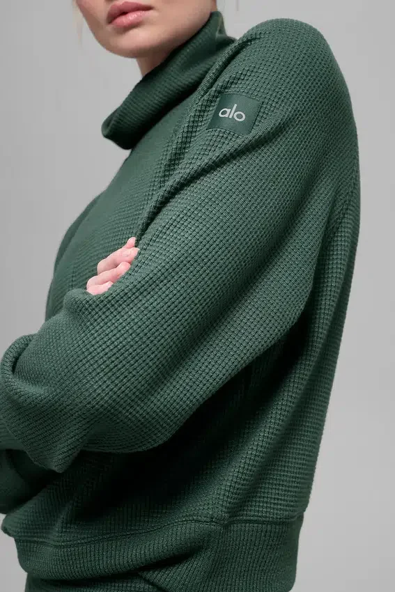 Maglia a maniche lunghe con collo alto "Weekend Escape" in tessuto a nido d'ape - Verde trifoglio