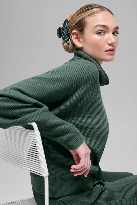 Maglia a maniche lunghe con collo alto "Weekend Escape" in tessuto a nido d'ape - Verde trifoglio