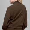 Maglia a maniche lunghe con collo alto "Weekend Escape" in tessuto waffle - Espresso
