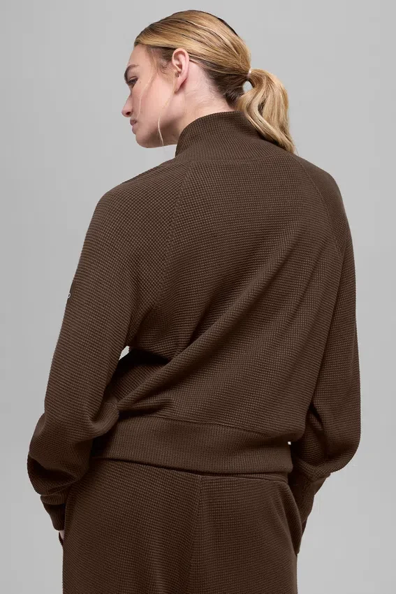 Maglia a maniche lunghe con collo alto "Weekend Escape" in tessuto waffle - Espresso