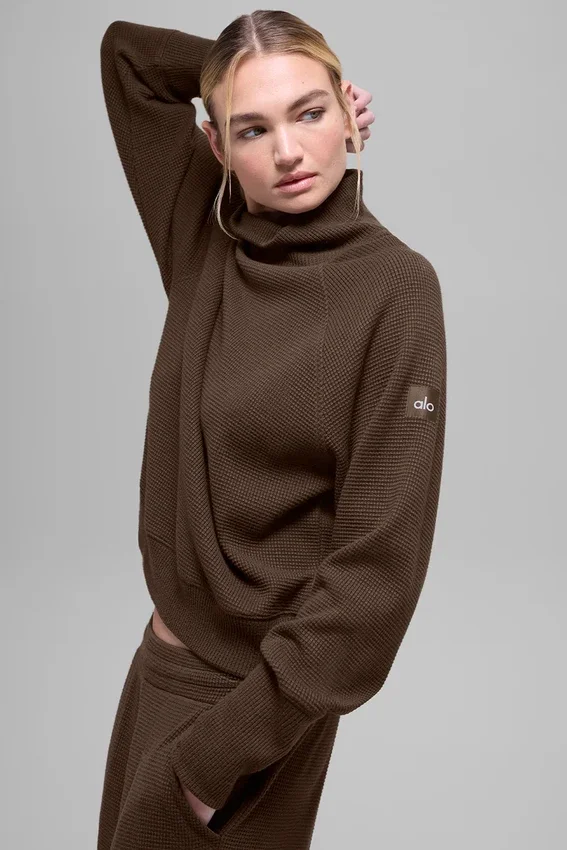 Maglia a maniche lunghe con collo alto "Weekend Escape" in tessuto waffle - Espresso