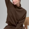 Maglia a maniche lunghe con collo alto "Weekend Escape" in tessuto waffle - Espresso