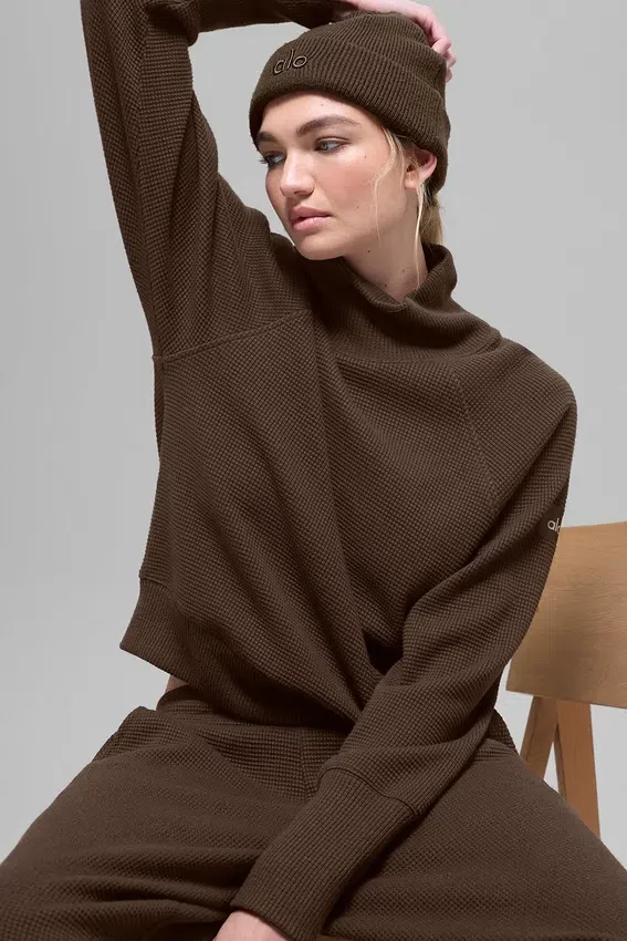 Maglia a maniche lunghe con collo alto "Weekend Escape" in tessuto waffle - Espresso