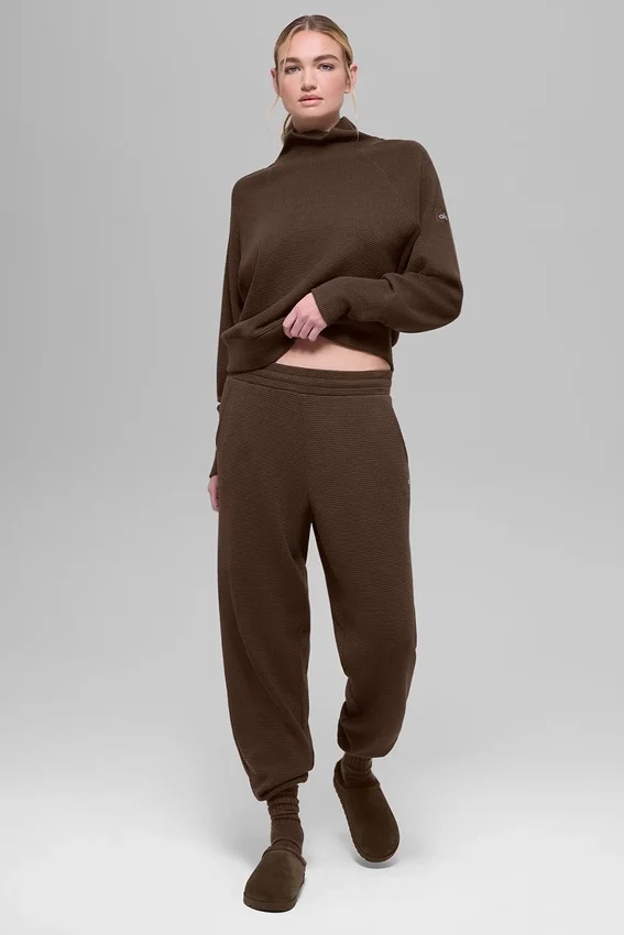 Maglia a maniche lunghe con collo alto "Weekend Escape" in tessuto waffle - Espresso