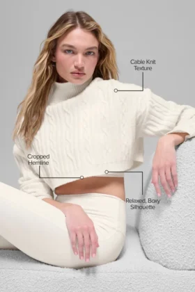 Maglia a trecce corta a collo alto Winter Bliss a maniche lunghe – Avorio