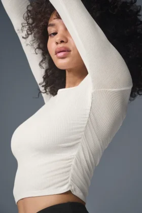 Maglia con maniche lunghe e arricciature – Avorio