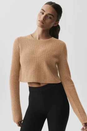 Maglia corta a maniche lunghe in morbido cashmere a trama a nido d'ape - Toasted Almond