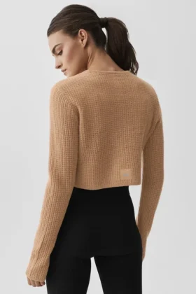 Maglia corta a maniche lunghe in morbido cashmere a trama a nido d’ape – Toasted Almond