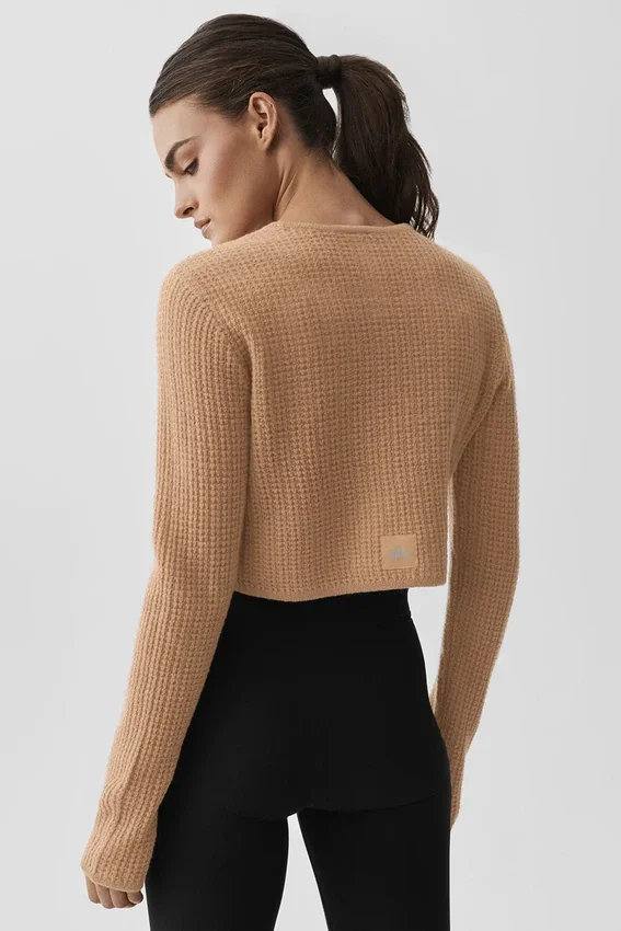 Maglia corta a maniche lunghe in morbido cashmere a trama a nido d'ape - Toasted Almond