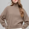 Maglione a collo alto corto New Class in lana e cashmere - Chai Latte