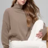 Maglione a collo alto corto New Class in lana e cashmere - Chai Latte