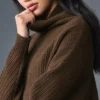 Maglione a collo alto in morbido cashmere a trama a nido d’ape - Espresso