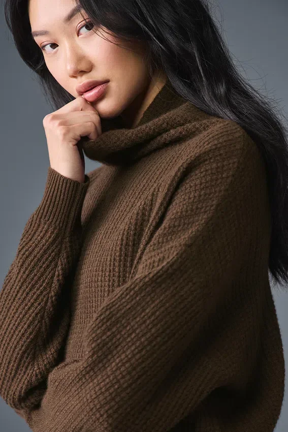 Maglione a collo alto in morbido cashmere a trama a nido d’ape - Espresso
