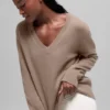 Maglione oversize con scollo a V in misto lana e cashmere New Class - Chai Latte
