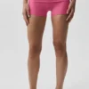 Pantaloncini a vita bassa con orlo ripiegato Alo Softsculpt da 3" - Rosa Paradiso
