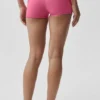 Pantaloncini a vita bassa con orlo ripiegato Alo Softsculpt da 3" - Rosa Paradiso