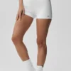 Pantaloncini a vita media Alo Softsculpt da 2" - Bianco