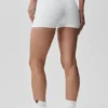 Pantaloncini a vita media Alo Softsculpt da 2" - Bianco