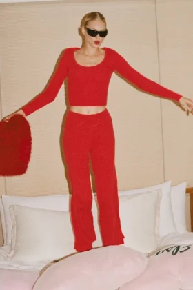 Pantaloni a gamba larga Unwind in maglione, vita media - Rosso brillante