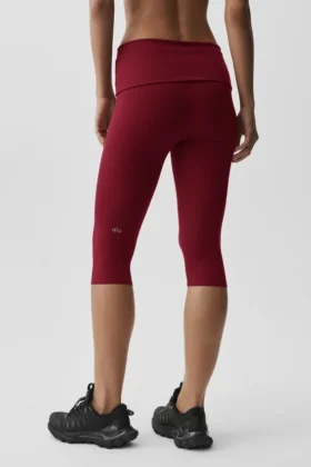 Pantaloni capri a vita bassa con orlo ripiegato Alo Softsculpt – Rosso Summer Romance