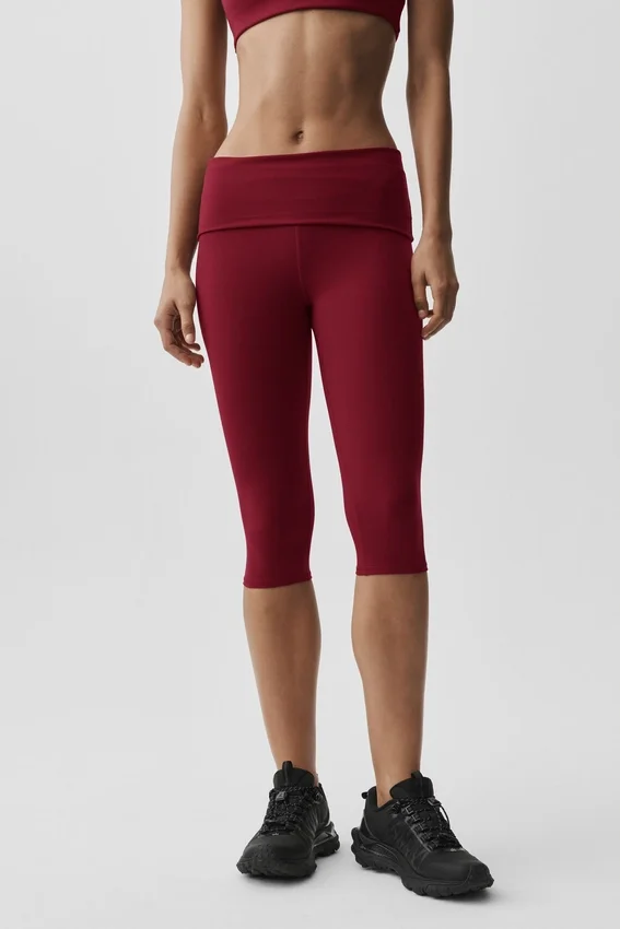 Pantaloni capri a vita bassa con orlo ripiegato Alo Softsculpt - Rosso Summer Romance