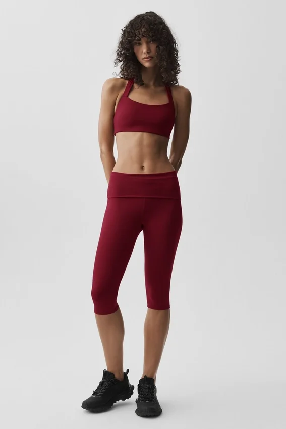 Pantaloni capri a vita bassa con orlo ripiegato Alo Softsculpt - Rosso Summer Romance