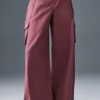 Pantaloni cargo a gamba larga Show Off (vestibilità regolare) - Borgogna tartufo